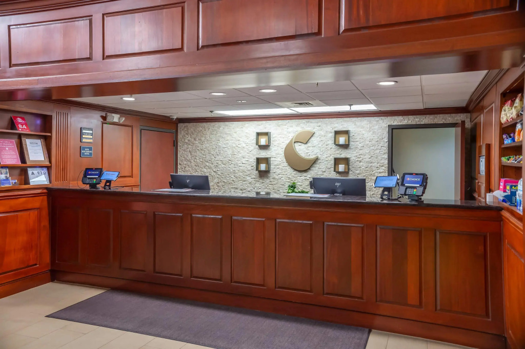 Comfort Suites Outlet Center