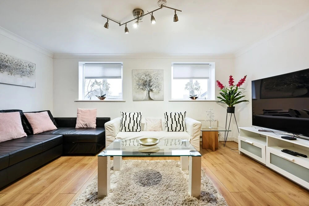 Riverside Townhouse with private Garden
