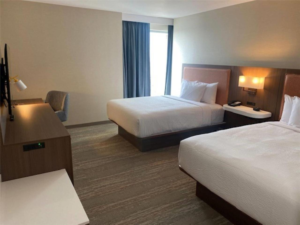La Quinta Inn & Suites By Wyndham Queens NYC JFK AirTrain