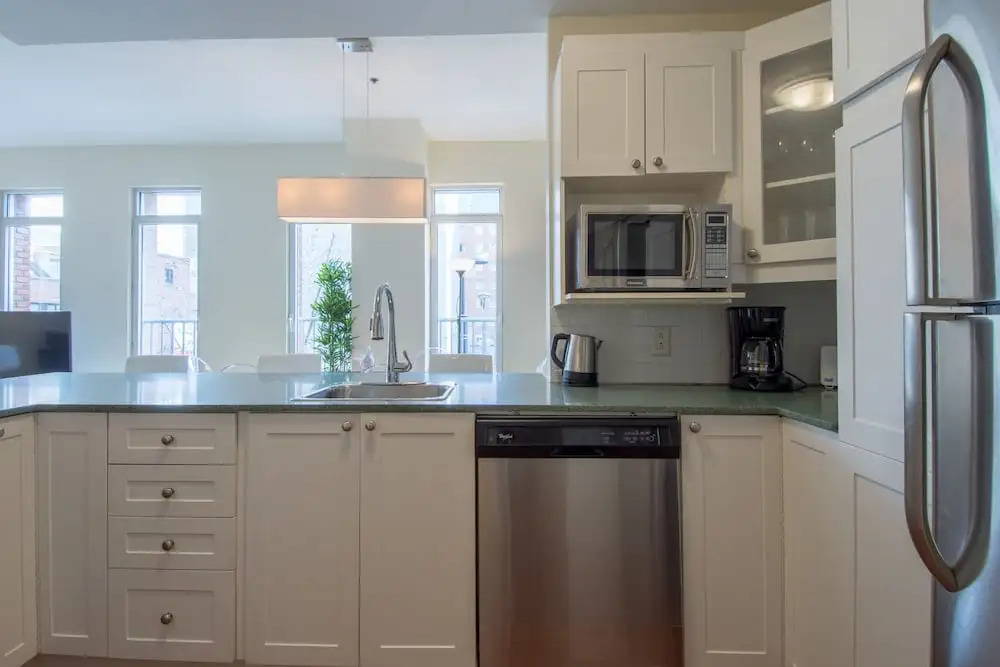 Downtown Condos on De La Montagne by Hometrotting