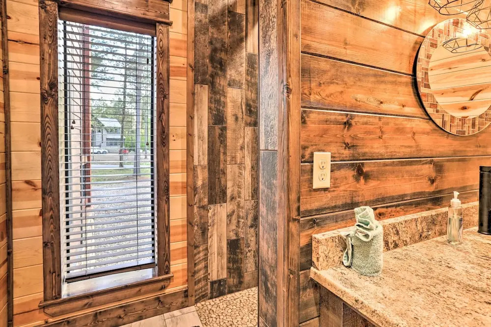Broken Bow Cabin w/ Hot Tub & Outdoor Fireplace!
