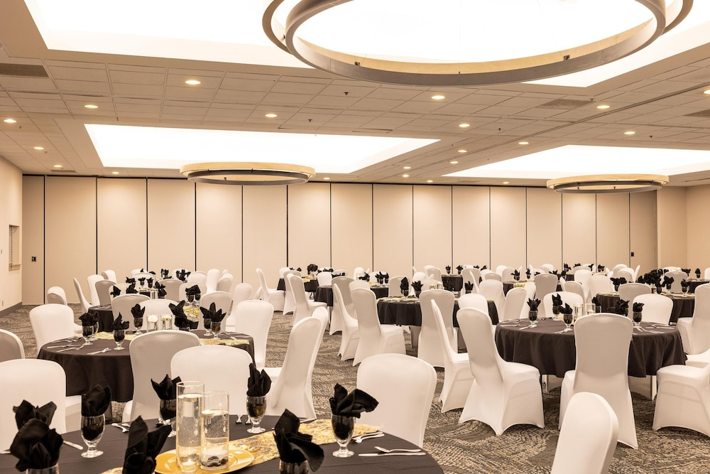 DoubleTree by Hilton Austin, MN