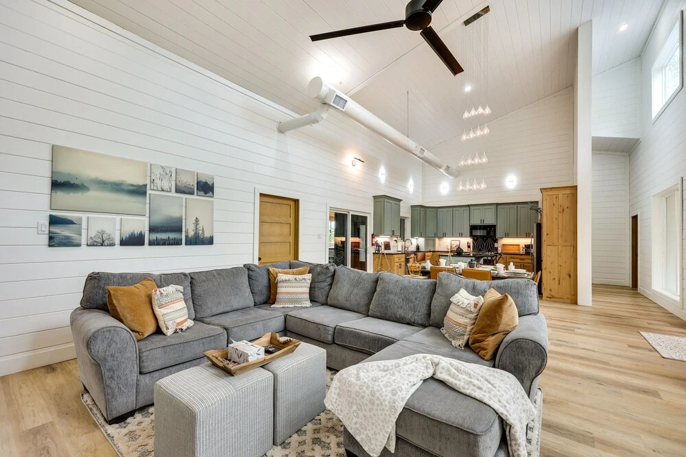 Stunning Cabin w/ Hot Tub, 1 Mi to Broken Bow Lake