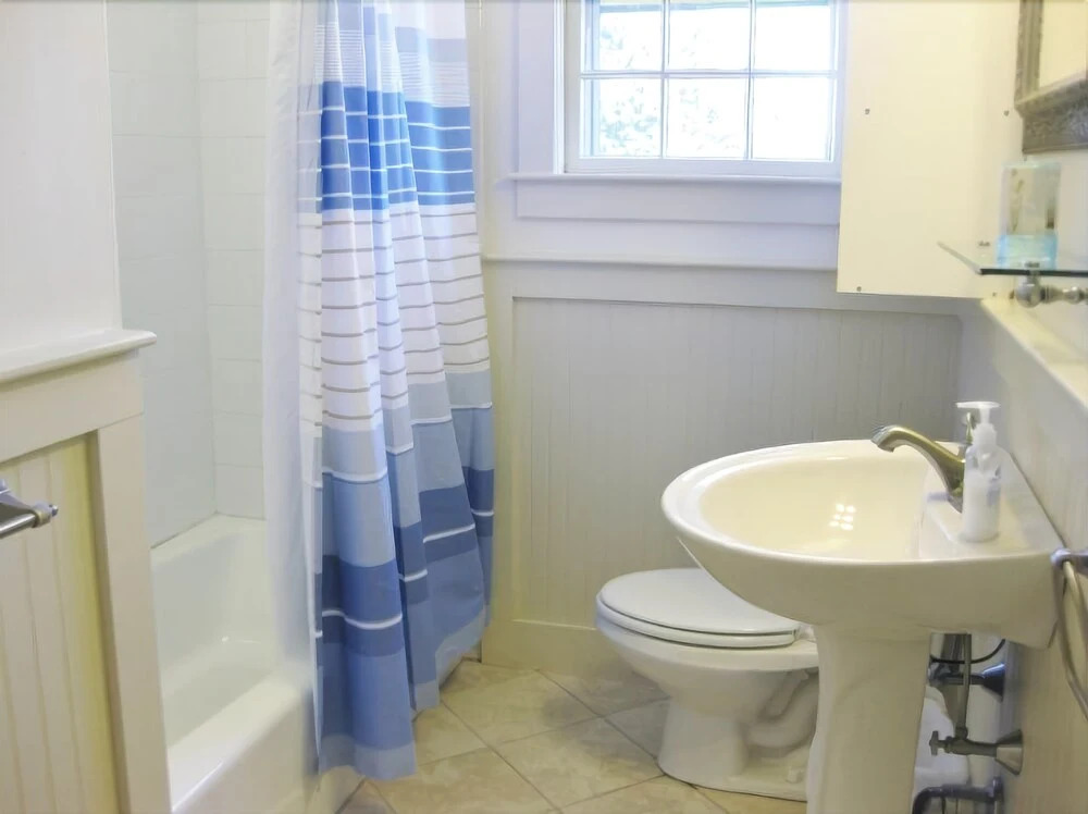 570 State - 2 Bedroom House