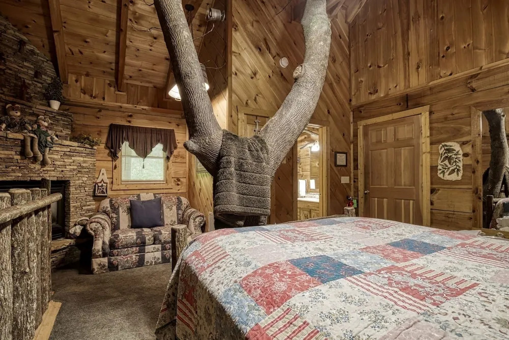 ER69 - Rachels Tree House - Great location, Close to all the action! cabin