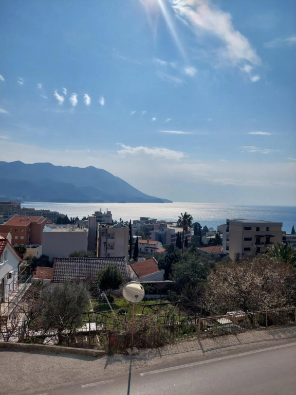 Lovely Flat with Balcony and Sea View in Becici