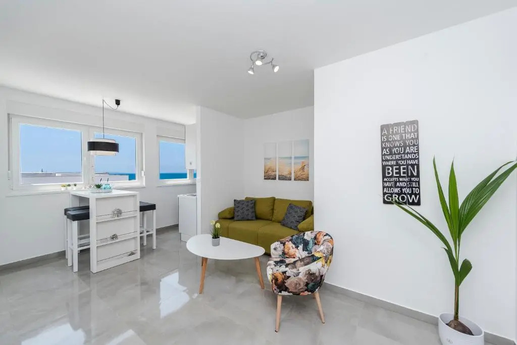 Villa Adria 4 luxury apartment with a pool