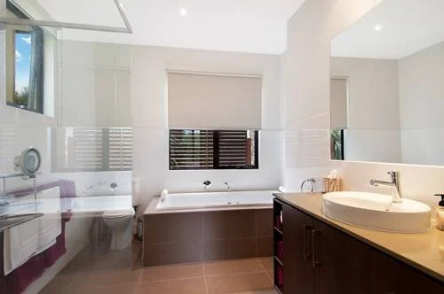 Ellerina Sea Vista Luxury Family Retreat with sauna, pool, amazing water views, walk to beach