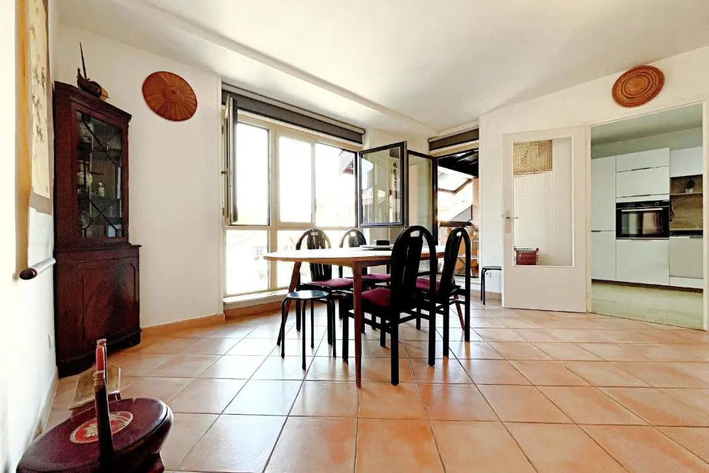 Nice 110m With Balcony In The Downtown