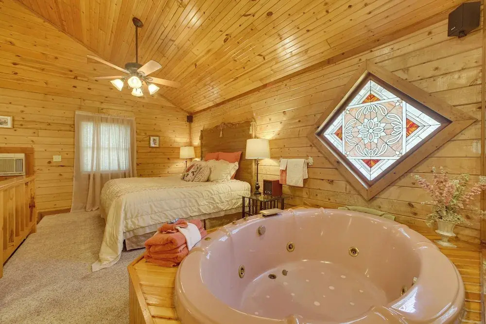 Studio w/ Deck: Near Thorncrown Chapel & Lakes