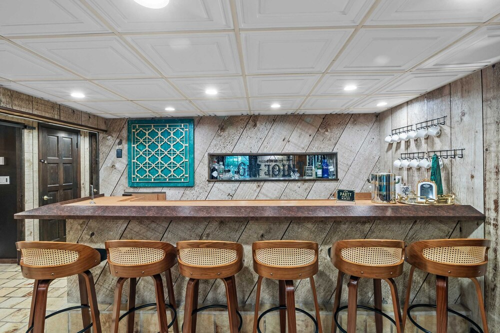 Poconos Speakeasy Hot Tub Dog-friendly Near Ski