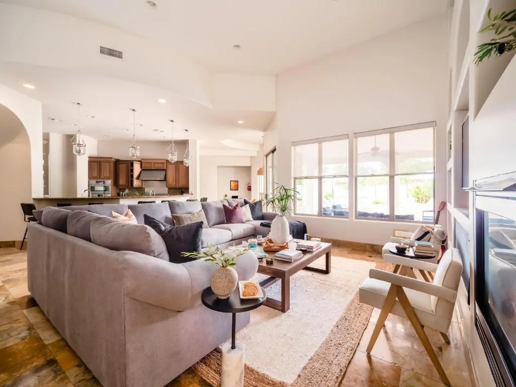 Sleeps 19, 7bdr Estate! Sports Court, Putting Green, Pool Farrier by Avantstay