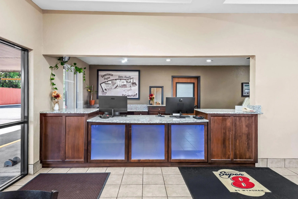 Super 8 by Wyndham Terre Haute
