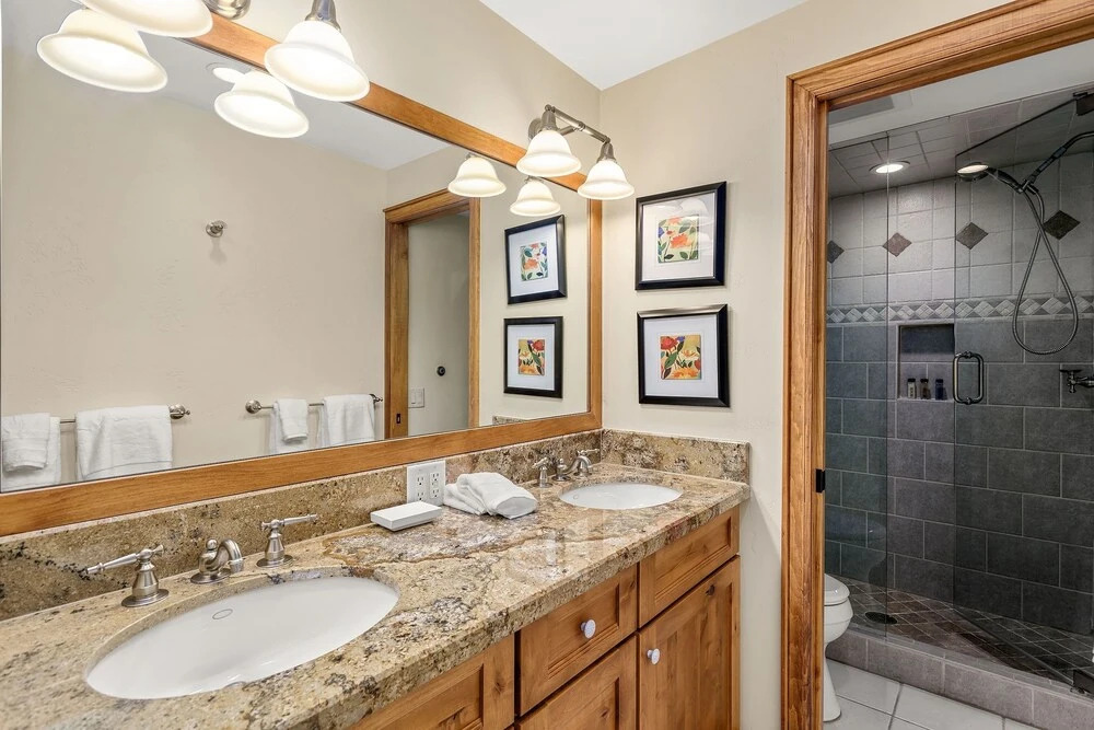 Snowmass 2BR Getaway Pool, Hot Tub & Ski Access - D2 by RedAwning