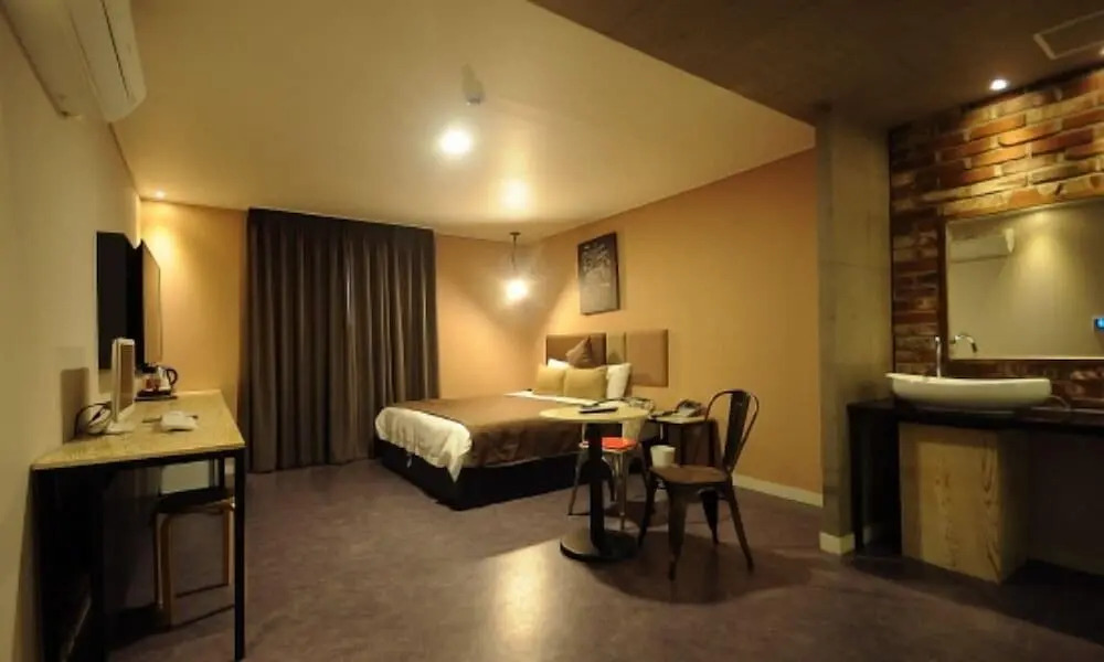 Hotel 385