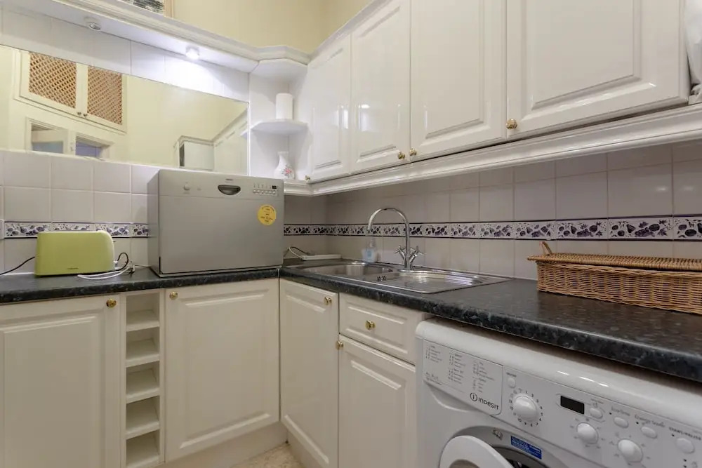 Traditional 2 Bedroom Flat in South Kensington