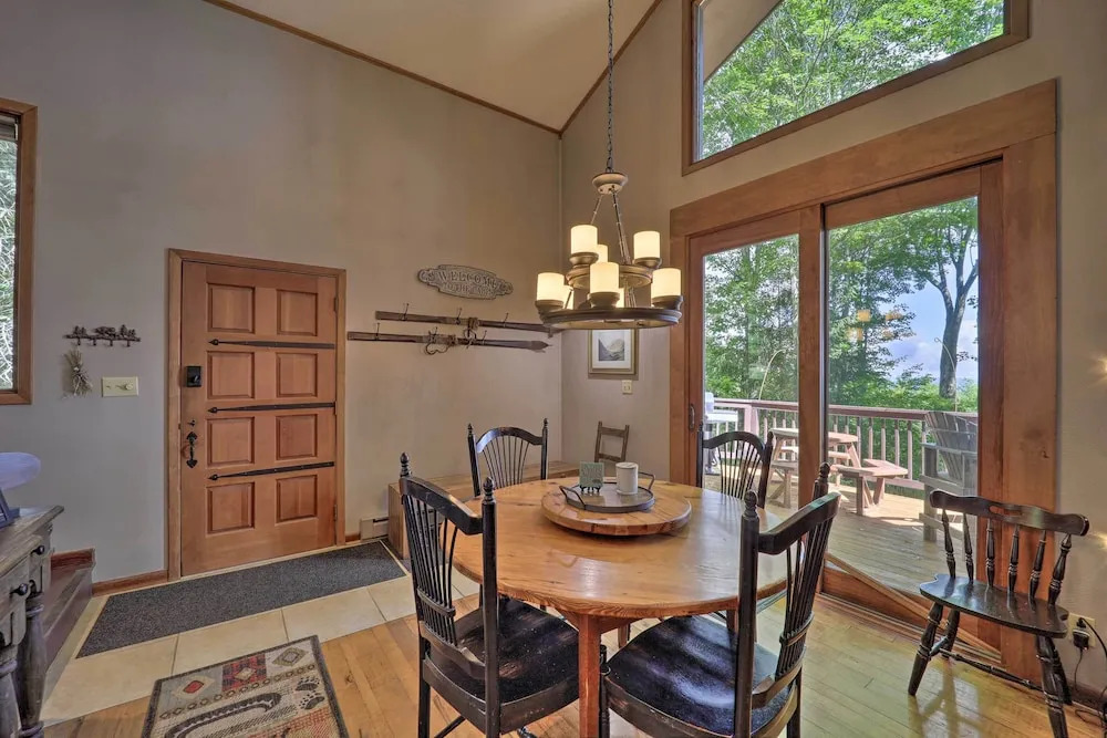 Hot Tub & Scenic Views: Beech Mountain Retreat