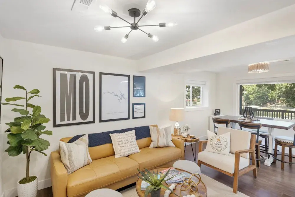 Minutes From the Strip - Nightlife and Dining!
