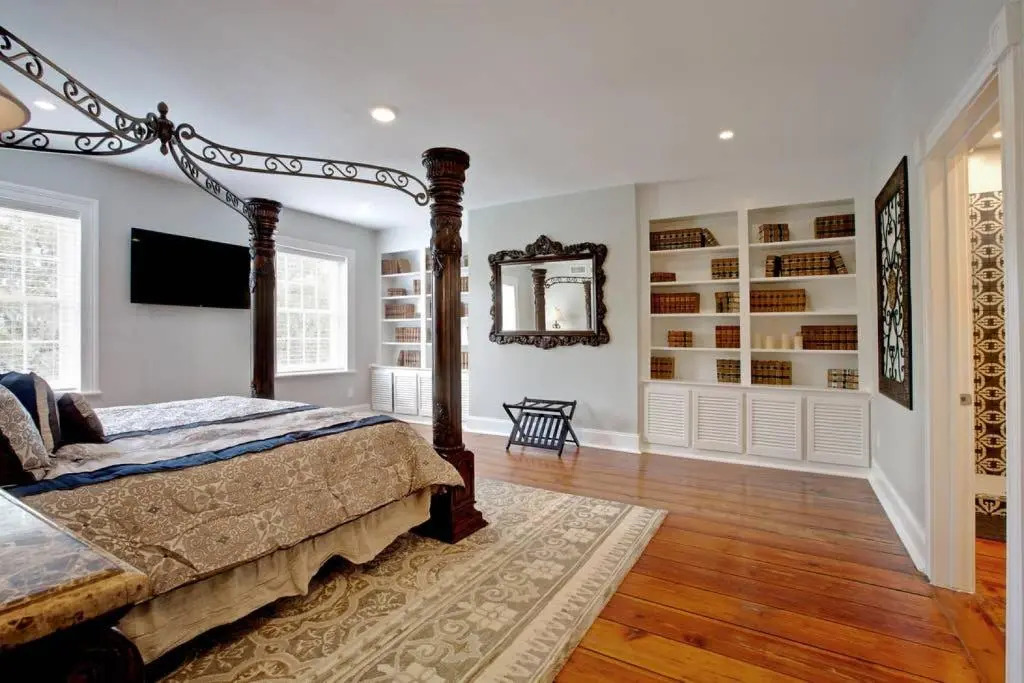Newly Renovated 4 bed 3 bath and 2 Parking Spots