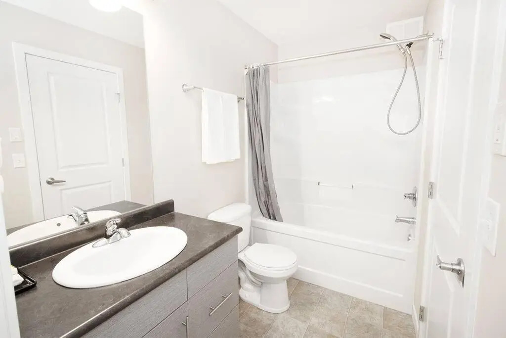 Modern and Comfortable Townhouse in South Winnipeg