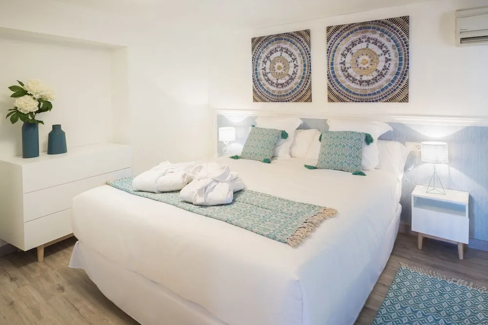 Residence by G Confraria de Sant Miquel 1
