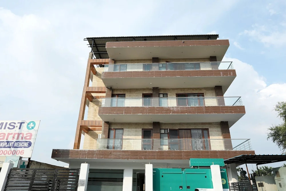 Oyo 9380 Near Artemis Hospital