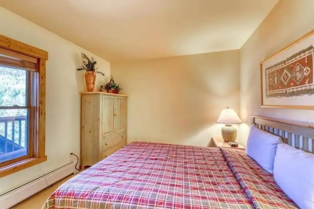 Spacious 4 Bedroom Mountain Vacation Rental With Private Hot Tub and Free Shuttle to Slopes