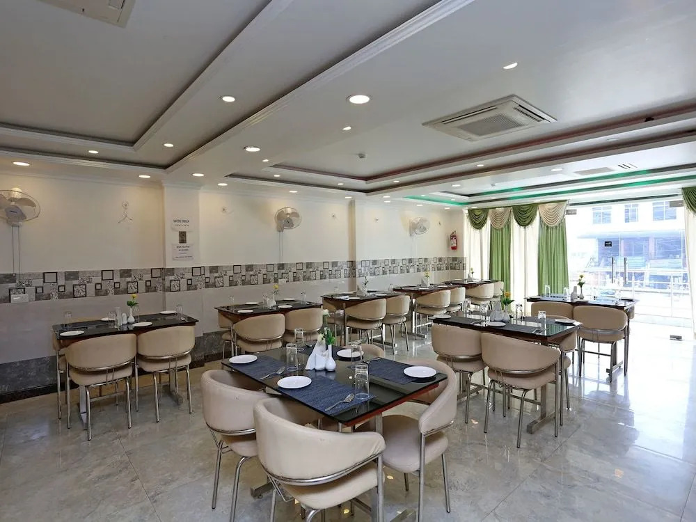 OYO 11306 SS Hotel