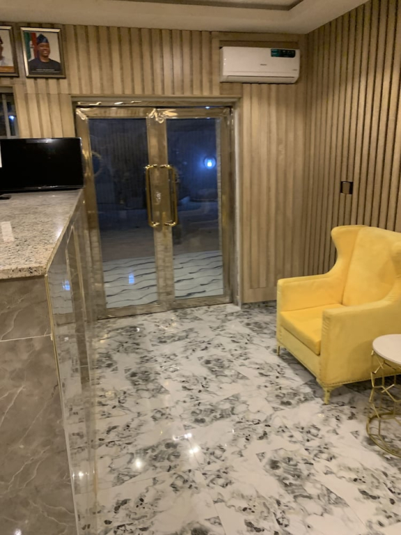 Jf Royal Hotel & Suites
