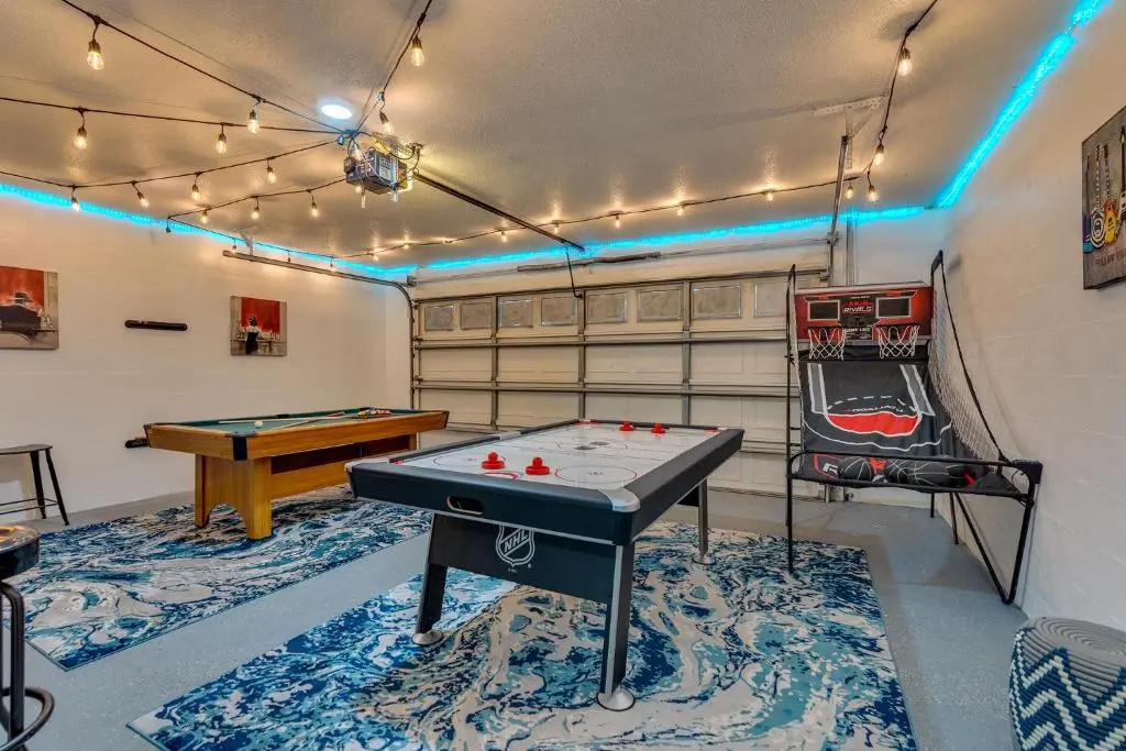 Beautiful home- Private getaway-Heated Pool/Hottub