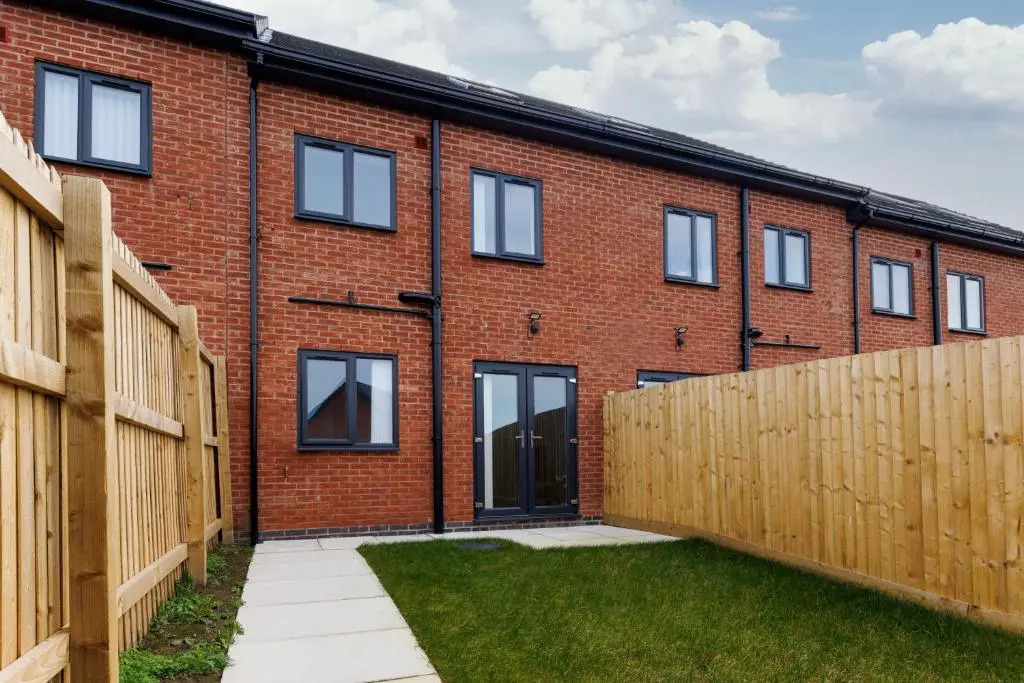 Air Host and Stay - Brand new 3 bedroom house sleeps 7 minutes from LFC and city centre ref27