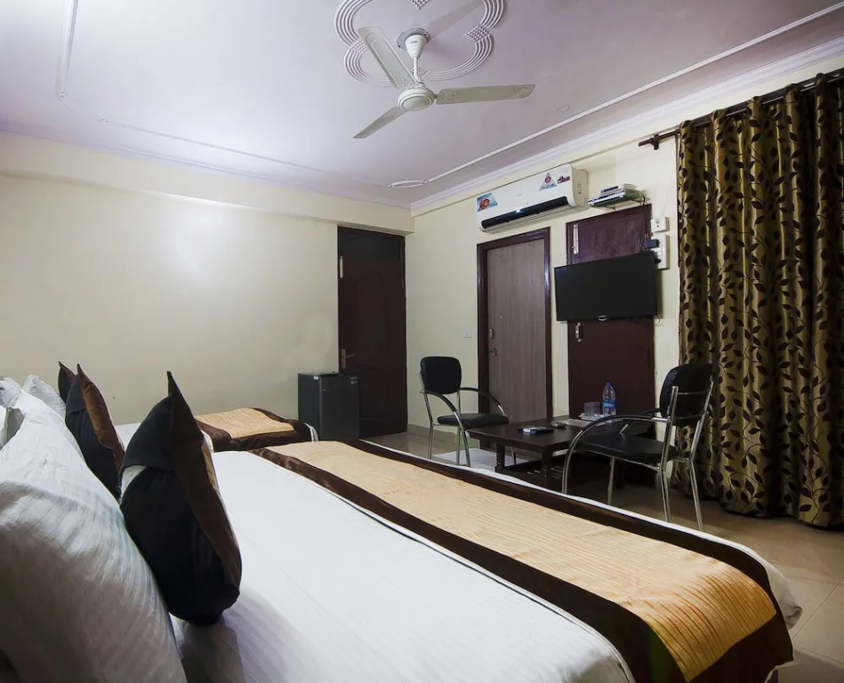 OYO 28126 Charanpahari Hotel