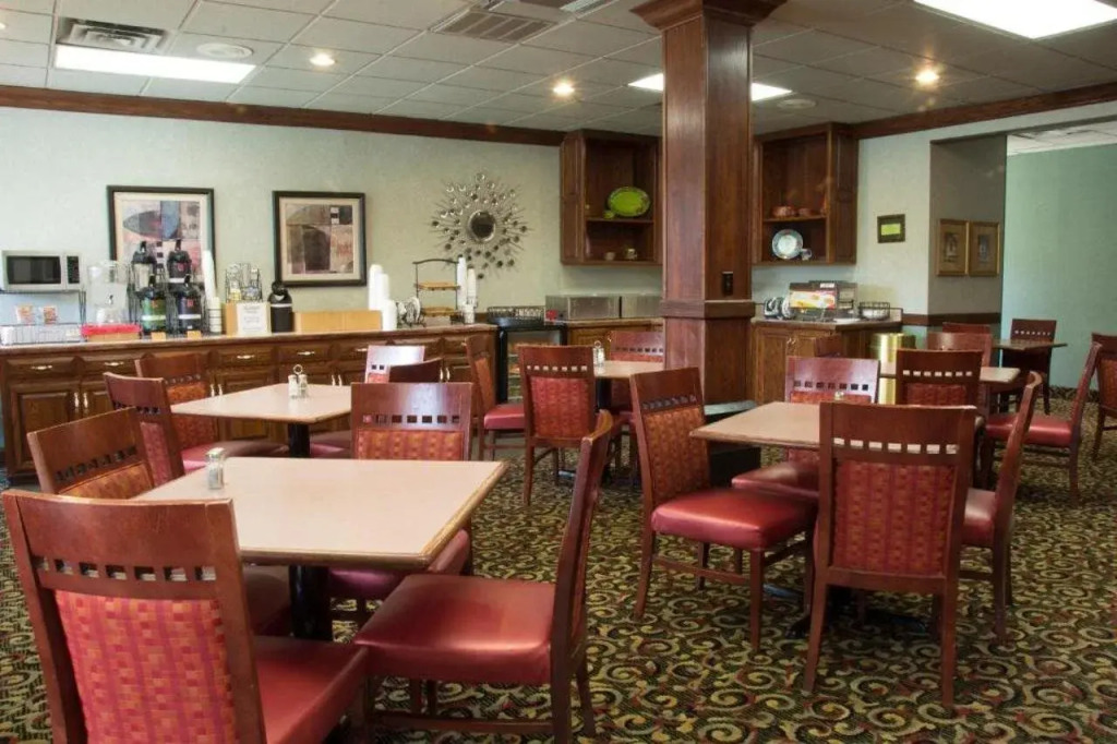 Lamplighter Inn & Suites Pittsburg