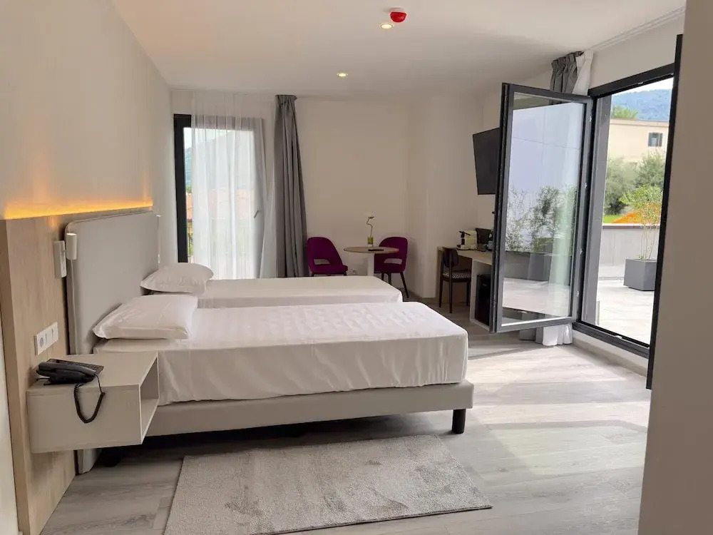 Lake & More Suite Hotel