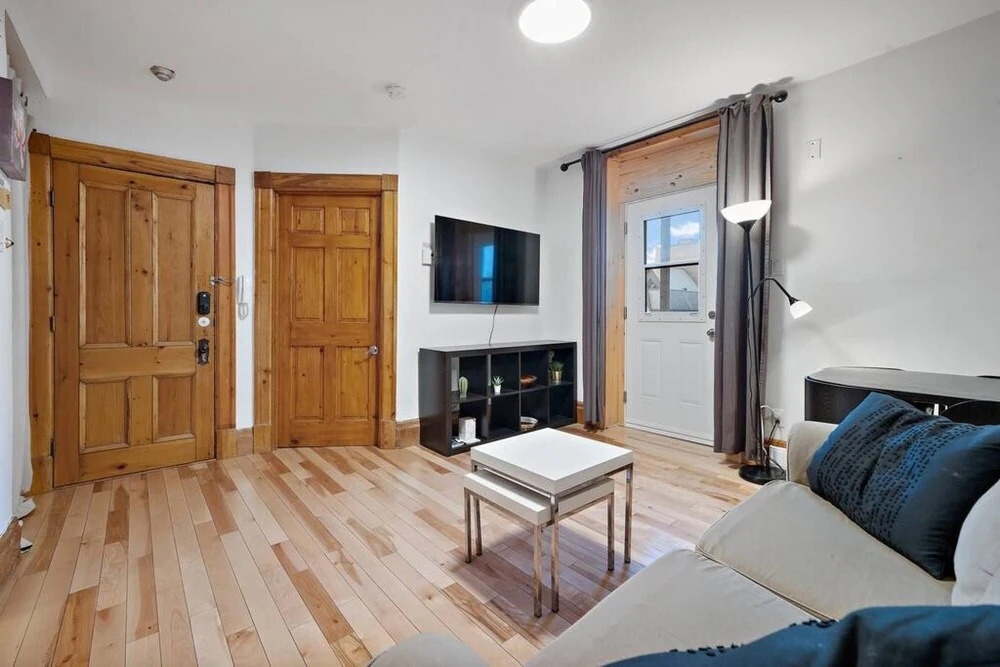 1-bd 1-wc Newly Renovated Located 5 Minutes From Old Port Montreal