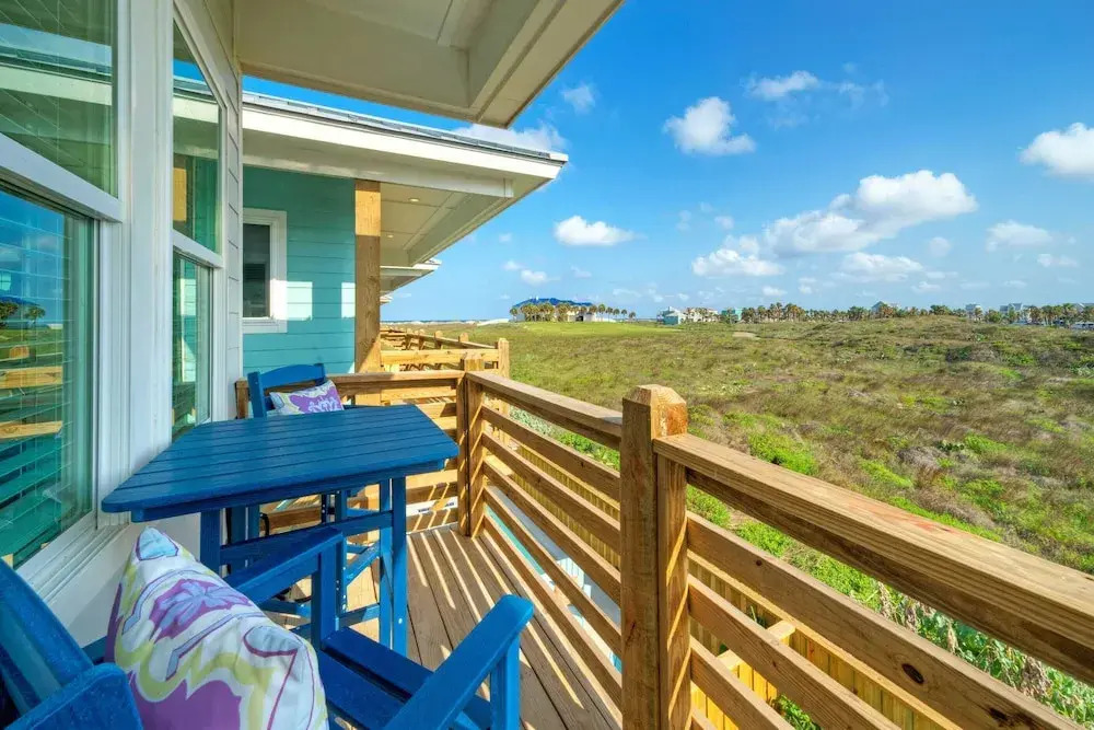 Between the Shores by Avantstay Pool, Boardwalk