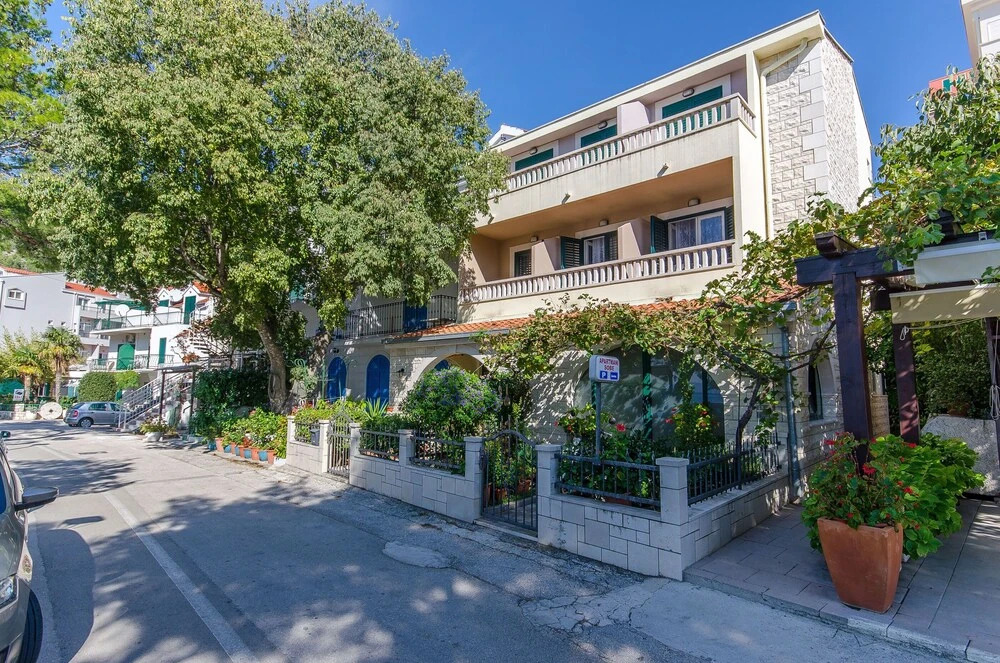 Apartments and Room Nada