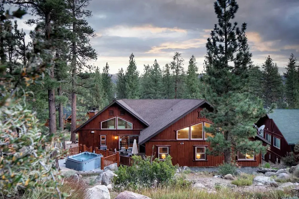 Bernard by Avantstay Luxurious Cabin in Big Bear w/ Hot Tub & Pool Table