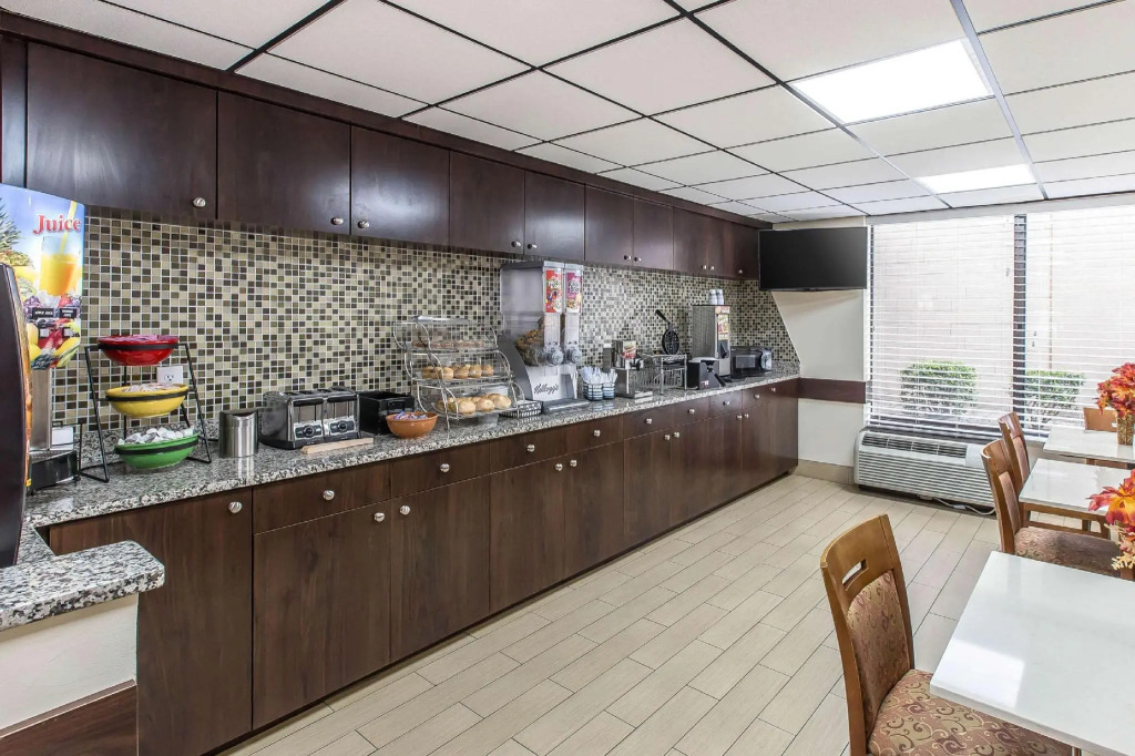 Econo Lodge Savannah Midtown