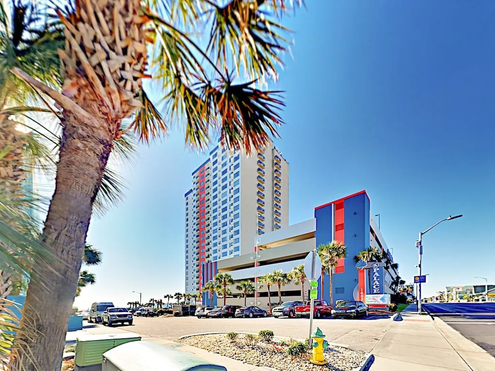 New Listing! Oceanfront Condo W/ Pools & Hot Tubs Condo