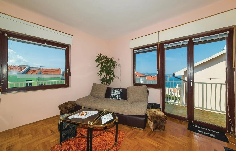 Stunning Home in Okrug Gornji With Wifi and 2 Bedrooms