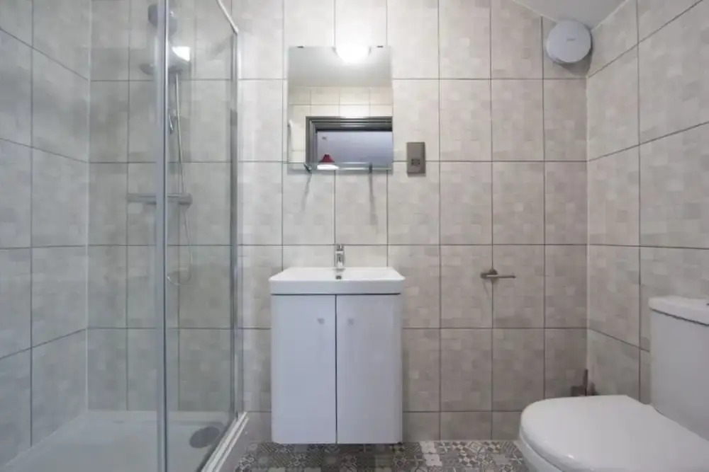 Immaculate 5-bed House in the City Centre Ashford