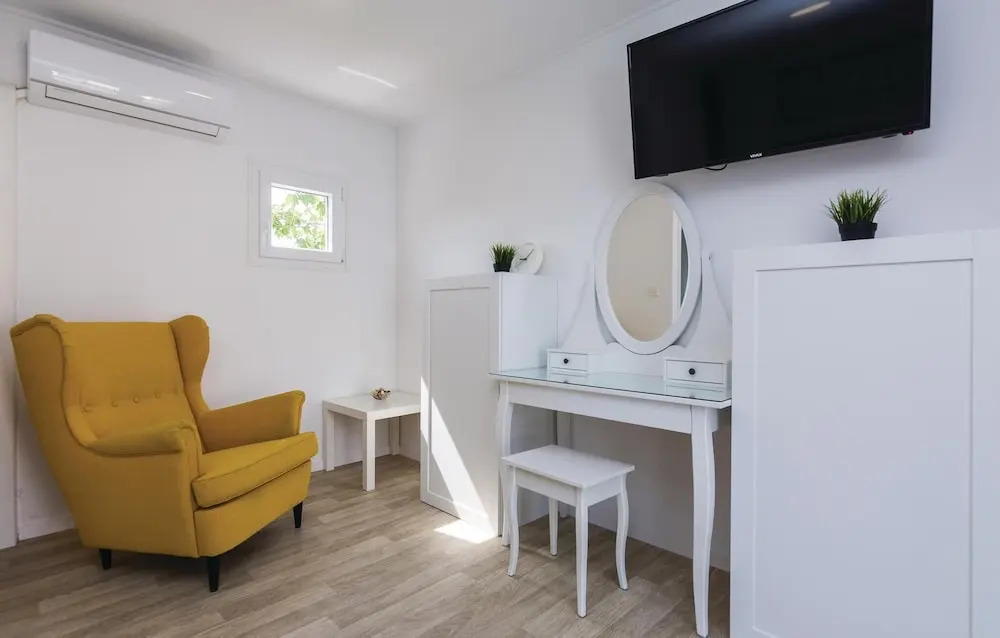 Ten-Bedroom Holiday Home In Petrcane