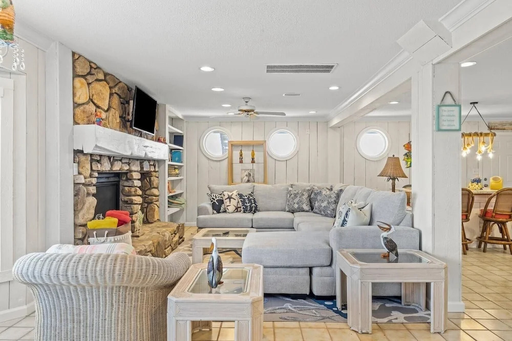 The Beachcomber 5 Bedroom Home by RedAwning