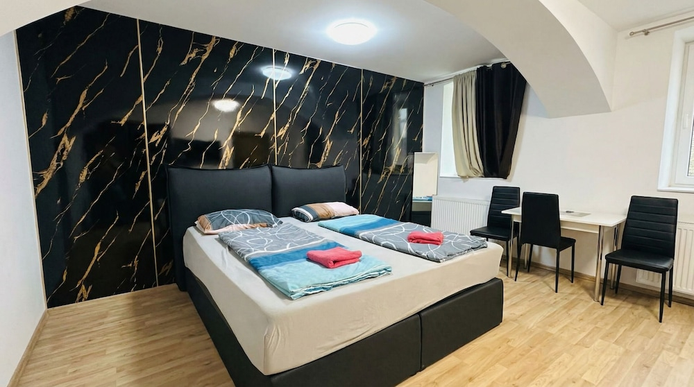 Cozy 1BR Plus LR Near Amusement Park