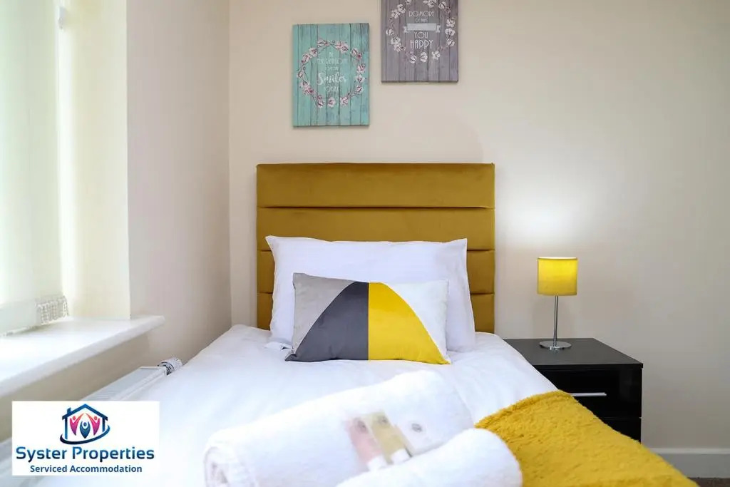 Syster Properties Serviced Accommodation Leicester 5 Bedroom House Glen View
