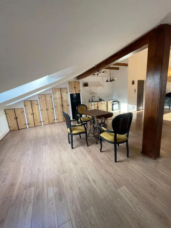 YamaLuxe Apartments - Luxurious attic with bathtub in the bedroom