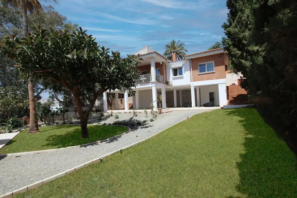 Tess Villa Olmos in M Laga