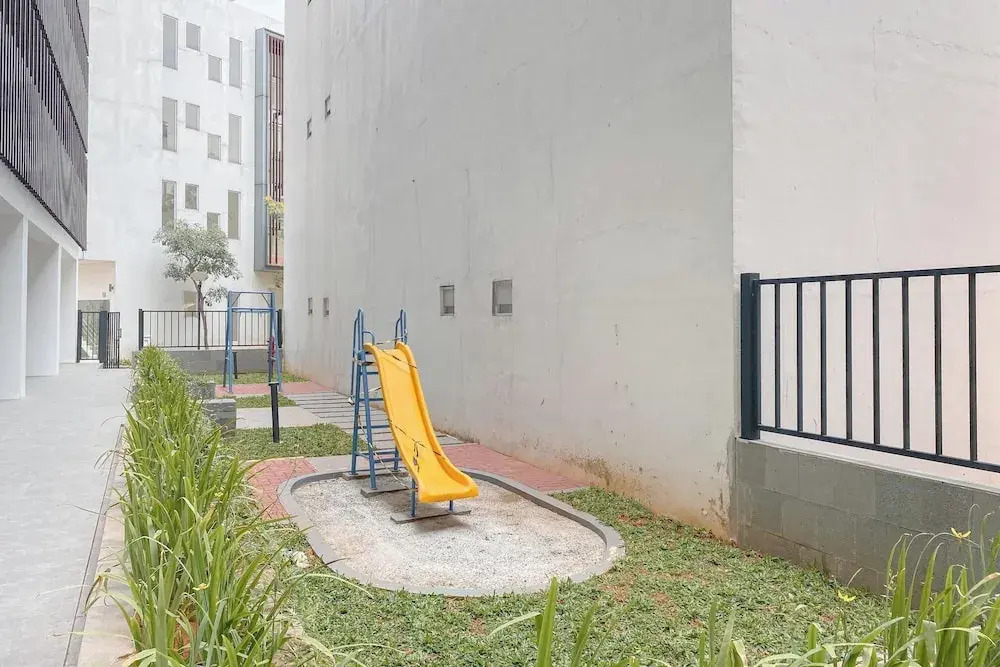 Spacious And Homey Studio At Cleon Park Apartment