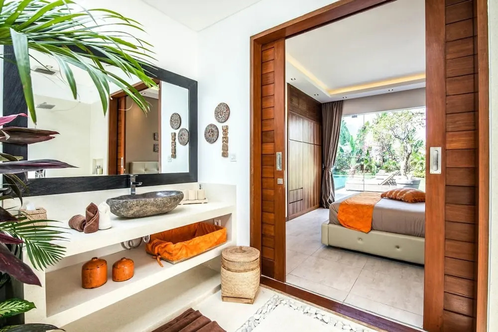 Luxury 6BR Villa, Canggu, 400m to Finns Beach